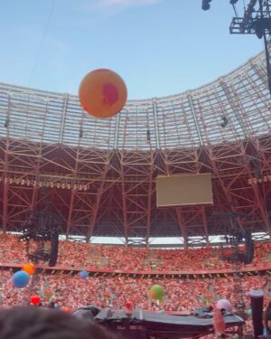 Frohner Fecó Instagram - A Coldplay koncertje nem csak egy sima koncert.Inkább egy edukatív tartalmi est a szeretetről ,ami miatt pont életem egyik top koncertje.✨✨✨🤍🤍🤍🤍🤍🤍