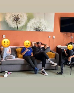 Frohner Fecó Instagram - Fodrászok!
Kérlek ne felejtsétek el,hogy az év egész részében fontos,hogy menjünk hajazni gyermekotthonba ezzel élményt adni a kis lurkoknak!A @kuckoprogram  keretein belül tudtok eligazítást nyerni,hogy milyen otthonok várják a segítségünket az év ezen részében is.
Köszönjük @dora_csikesz  önkéntesnek a segítséget és ,hogy ilyen klassz gyerekekkel találkozhattunk  és segíthettünk immáron másodszor!
A segítség és élményt adományozni cool dolog!
Hajrá!!!