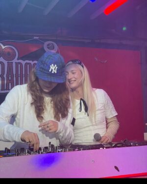 Froukje Veenstra Instagram - Onze eerste DJ set ooit is een feit!!! We waren heel erg zenuwachtig, maar jullie waren geweldig! ✨💓 dankjewel @dtrh_festival ☀️