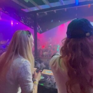 Froukje Veenstra Instagram - Onze eerste DJ set ooit is een feit!!! We waren heel erg zenuwachtig, maar jullie waren geweldig! ✨💓 dankjewel @dtrh_festival ☀️