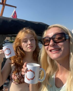 Froukje Veenstra Instagram - Thanks iedereen die heeft gekeken in de live, wij vonden het heel gezellig 💓💐💞 Er staat nu een snippet van ons nieuwe nummer op tiktok :)) whaaaaa 💗💖🏖️