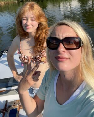 Froukje Veenstra Instagram - Thanks iedereen die heeft gekeken in de live, wij vonden het heel gezellig 💓💐💞 Er staat nu een snippet van ons nieuwe nummer op tiktok :)) whaaaaa 💗💖🏖️