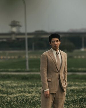 Fu Meng-Po Instagram - 殺青了一陣子，
暗黑了三個多月。
穿上Ralph Lauren紫標系列，
終於可以人模人樣地，
迎接春天🌸～

Ralph Lauren北部首間紫標精品店
在板橋大遠百悄悄開幕，
跟著我去店上逛逛吧！

@ralphlauren 
#RalphLauren
#RalphLaurenTW 
#RLPurpleLabel