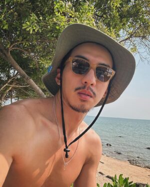 Fu Meng-Po Instagram - 在泰國待了好久，
終於有機會，
騎車、看海🏝️