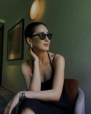 Fujii Karen Instagram - みなさま楽しい夏を🫶🏻
私は意外と普段インドア派な為、大好きなお家で過ごすことが多いけど
いつも夏になると、アウトドアなことしたいな🤍とは思ってる。
でもなんだろう？😂ってなってしまい、考えている間に夏は終わっている。笑

そして夏は外に出ると、なんの虫？っていう噛まれかたをして
ひどい腫れ方をするし、泳げない…。🏊

来年の夏に向けて色々と訓練するか。笑