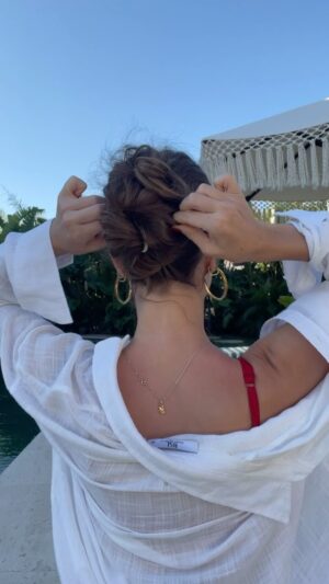 Funda Güray Instagram - Açık hava, rüzgar bana engel olabilir mi ya yine kuaförleri kıskandıracak topuz yaptım kfkfkfkfjjfjf aşırı basit bana inanın 🦀 🍃

#hairtutorial #saç #hairgoals #hairstyle #summerhair #reklam