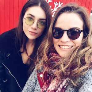 Funda Güray Instagram - Hayatta bazen kendi seçtiğiniz kardeşleriniz olur işte ben & fuly derim size, küçük kadınlar setindeyiz aslında beraber çokta rolümüz yok ama işte dedim arkadaşımı buldum ( herkes kocasıyla karısıyla böyle hikayeler anlatır neyimiz eksik 😂)🌸 sonra annesi canım Gönül teyzem biribirinize sahip çıkın dedi ozamanlar çok küçüktük tabi, ama şimdi daha iyi anlıyorum onu ❤️16-17 yıldır arkadaşız hani çoğunuz kardeş sanıyo kiiii çokta haksız sayılmazsınız hatta birbirimize benzetenleriniz var yine çokta haksız sayılmazsınız, yıllar içinde biz sisterlara dönüştük, kötü günde, iyi günde, başarılı olduğumuz zamanlarda (ki o günlerde yanınızda olanlar her zaman yanınızda olsun) başarısızlıklarımızda, aptallıklarımızda her zaman yanyana olduk, hatta giderek büyük bir ailede olduk ❤️ İyiki doğdun balım, iyiki varsın 
Seni Seviyorum çiçeğim 🌹 (sondaki foto favorimdir)
şuraya bir de nazar savar koyalım 🧿 @fulyazenginer