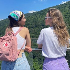 Funda Güray Instagram - Hayatta bazen kendi seçtiğiniz kardeşleriniz olur işte ben & fuly derim size, küçük kadınlar setindeyiz aslında beraber çokta rolümüz yok ama işte dedim arkadaşımı buldum ( herkes kocasıyla karısıyla böyle hikayeler anlatır neyimiz eksik 😂)🌸 sonra annesi canım Gönül teyzem biribirinize sahip çıkın dedi ozamanlar çok küçüktük tabi, ama şimdi daha iyi anlıyorum onu ❤️16-17 yıldır arkadaşız hani çoğunuz kardeş sanıyo kiiii çokta haksız sayılmazsınız hatta birbirimize benzetenleriniz var yine çokta haksız sayılmazsınız, yıllar içinde biz sisterlara dönüştük, kötü günde, iyi günde, başarılı olduğumuz zamanlarda (ki o günlerde yanınızda olanlar her zaman yanınızda olsun) başarısızlıklarımızda, aptallıklarımızda her zaman yanyana olduk, hatta giderek büyük bir ailede olduk ❤️ İyiki doğdun balım, iyiki varsın 
Seni Seviyorum çiçeğim 🌹 (sondaki foto favorimdir)
şuraya bir de nazar savar koyalım 🧿 @fulyazenginer
