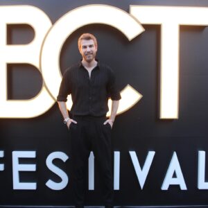 Furkan Palalı Instagram - Başka bir ülkede, kendi topraklarımızın hikayesiyle uluslararası en iyi erkek oyuncu ödülünü kazanmış olmak onur verici.. İnanılmaz bir ilgi ve sevgiyle karşılanmak, bambaşka coğrafyanın insanlarıyla aynı duygularda buluşmak inanılmaz bir duygu..Emeklerimiz dünyanın bir çok yerinde karşılığını buluyor. Tüm İtalya halkına sıcakkanlılıkları ve samimiyetleri için çok teşekkür ederim. En yakın zamanda tekrar görüşmek üzere.. 🤗🫶🏻🏆È un onore vincere il premio come miglior attore in un altro paese con la storia della nostra terra.  Essere accolto con l’affetto, incontrare persone di una geografia completamente diversa gli stessi sentimenti, é una sensazione incredibile... I nostri sforzi sono premiati in molte parti del mondo.  Vorrei ringraziare tutto il popolo italiano per la loro sincerità.  Ci rivediamo presto..