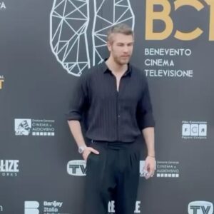 Furkan Palalı Instagram - Başka bir ülkede, kendi topraklarımızın hikayesiyle uluslararası en iyi erkek oyuncu ödülünü kazanmış olmak onur verici.. İnanılmaz bir ilgi ve sevgiyle karşılanmak, bambaşka coğrafyanın insanlarıyla aynı duygularda buluşmak inanılmaz bir duygu..Emeklerimiz dünyanın bir çok yerinde karşılığını buluyor. Tüm İtalya halkına sıcakkanlılıkları ve samimiyetleri için çok teşekkür ederim. En yakın zamanda tekrar görüşmek üzere.. 🤗🫶🏻🏆È un onore vincere il premio come miglior attore in un altro paese con la storia della nostra terra.  Essere accolto con l’affetto, incontrare persone di una geografia completamente diversa gli stessi sentimenti, é una sensazione incredibile... I nostri sforzi sono premiati in molte parti del mondo.  Vorrei ringraziare tutto il popolo italiano per la loro sincerità.  Ci rivediamo presto..