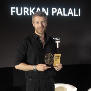 Furkan Palalı Instagram - Başka bir ülkede, kendi topraklarımızın hikayesiyle uluslararası en iyi erkek oyuncu ödülünü kazanmış olmak onur verici.. İnanılmaz bir ilgi ve sevgiyle karşılanmak, bambaşka coğrafyanın insanlarıyla aynı duygularda buluşmak inanılmaz bir duygu..Emeklerimiz dünyanın bir çok yerinde karşılığını buluyor. Tüm İtalya halkına sıcakkanlılıkları ve samimiyetleri için çok teşekkür ederim. En yakın zamanda tekrar görüşmek üzere.. 🤗🫶🏻🏆È un onore vincere il premio come miglior attore in un altro paese con la storia della nostra terra.  Essere accolto con l’affetto, incontrare persone di una geografia completamente diversa gli stessi sentimenti, é una sensazione incredibile... I nostri sforzi sono premiati in molte parti del mondo.  Vorrei ringraziare tutto il popolo italiano per la loro sincerità.  Ci rivediamo presto..