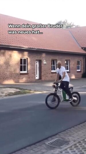 Fynn Kliemann Instagram - 🥸😂 #motorcycle #ebike #motorbike #drifting #driftlife #fynnkliemann #ebikestyle