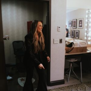 Gabby Barrett Instagram - What an unforgettable night! So incredibly happy and grateful that I got to play the Grand Ole Opry. 🤍 
I was supposed to make my debut in 2020, but then Covid happened and pregnancies, etc. so a piece of my heart is officially filled ✨

our tour starts this week in Kansas, go grab your tickets at the link in my bio to come see us on the road this year 🤎

Stylist: @tiffanygiffordstyle 
Suit: @cinqasept @starstruckvintage @fablesbybarrie 
Shoes: @stevemadden 
Jewelry: @nicolerosejewelry @yayapublicity