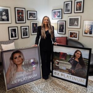 Gabby Barrett Instagram - What an unforgettable night! So incredibly happy and grateful that I got to play the Grand Ole Opry. 🤍 
I was supposed to make my debut in 2020, but then Covid happened and pregnancies, etc. so a piece of my heart is officially filled ✨

our tour starts this week in Kansas, go grab your tickets at the link in my bio to come see us on the road this year 🤎

Stylist: @tiffanygiffordstyle 
Suit: @cinqasept @starstruckvintage @fablesbybarrie 
Shoes: @stevemadden 
Jewelry: @nicolerosejewelry @yayapublicity