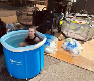 Gabby Barrett Instagram - Plungin’ on tour 😜🥶