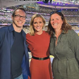 Gabby Logan Instagram - Paris continuing to deliver the drama. The purple track delivering a purple patch of USA golds at this Olympic Games. The team of dreams in the studio, loving the visitors dropping by to say hi. And a little trip to @barrysfrance with the girls 💪🏼all in a days work. 
@paris_olympics_2024 @melissabourne @alidoesmakeup @charlottehandleygreen