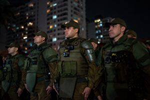 Gabriel Boric Instagram - La seguridad es la primera prioridad de la población y también la mía como Presidente de Chile. Esta noche acompañé en San Miguel a carabineros y funcionarios públicos del Ministerio de Transportes, Salud, Senda, SII y otros servicios en el inicio de los masivos operativos que estamos realizando en la Región Metropolitana y otros puntos del país. 

Como Gobierno tenemos el deber de prevenir y actuar para garantizar la tranquilidad de las familias honestas y trabajadoras. Por eso seguimos trabajando firme para que las policías puedan ejercer su labor con mejores equipos, más protegidos y con una legislación que nos permita enfrentar la delincuencia en serio.