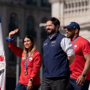 Gabriel Boric Instagram - Qué honor y orgullo recibirlos en la casa de todos @Fran.Crovetto y @Yasmani_Acosta. Ustedes representan a todas y todos nuestros deportistas que día a día se esfuerzan por dejar en alto nuestros colores. 

Mis respetos!