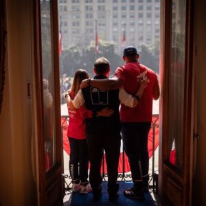 Gabriel Boric Instagram - Qué honor y orgullo recibirlos en la casa de todos @Fran.Crovetto y @Yasmani_Acosta. Ustedes representan a todas y todos nuestros deportistas que día a día se esfuerzan por dejar en alto nuestros colores. 

Mis respetos!