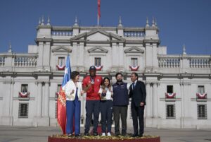 Gabriel Boric Instagram - Qué honor y orgullo recibirlos en la casa de todos @Fran.Crovetto y @Yasmani_Acosta. Ustedes representan a todas y todos nuestros deportistas que día a día se esfuerzan por dejar en alto nuestros colores. 

Mis respetos!