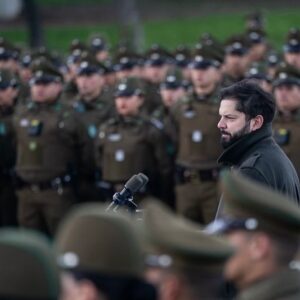 Gabriel Boric Instagram - Partimos este lunes cumpliendo el compromiso que hicimos hace tan solo dos semanas para reforzar el combate a la delincuencia y el crimen organizado.

A partir de mañana se incorporan 909 efectivos de Carabineros a la Región Metropolitana, quienes resguardarán y fiscalizarán aquellas zonas con mayor tránsito de personas.

Este reforzamiento policial que inicia hoy constituye la segunda etapa de una estrategia de tres fases, que destina recursos y personal adicional para lograr un objetivo compartido por todas y todos: que tengamos la certeza de vivir en paz, seguros, protegidos y sin miedo en calles y espacios públicos.