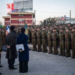 Gabriel Boric Instagram - Partimos este lunes cumpliendo el compromiso que hicimos hace tan solo dos semanas para reforzar el combate a la delincuencia y el crimen organizado.

A partir de mañana se incorporan 909 efectivos de Carabineros a la Región Metropolitana, quienes resguardarán y fiscalizarán aquellas zonas con mayor tránsito de personas.

Este reforzamiento policial que inicia hoy constituye la segunda etapa de una estrategia de tres fases, que destina recursos y personal adicional para lograr un objetivo compartido por todas y todos: que tengamos la certeza de vivir en paz, seguros, protegidos y sin miedo en calles y espacios públicos.