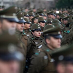 Gabriel Boric Instagram - Partimos este lunes cumpliendo el compromiso que hicimos hace tan solo dos semanas para reforzar el combate a la delincuencia y el crimen organizado.

A partir de mañana se incorporan 909 efectivos de Carabineros a la Región Metropolitana, quienes resguardarán y fiscalizarán aquellas zonas con mayor tránsito de personas.

Este reforzamiento policial que inicia hoy constituye la segunda etapa de una estrategia de tres fases, que destina recursos y personal adicional para lograr un objetivo compartido por todas y todos: que tengamos la certeza de vivir en paz, seguros, protegidos y sin miedo en calles y espacios públicos.