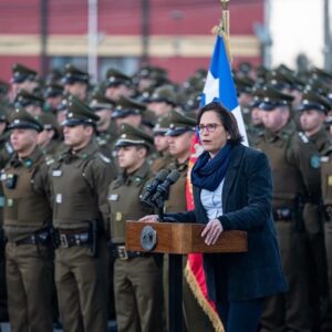 Gabriel Boric Instagram - Partimos este lunes cumpliendo el compromiso que hicimos hace tan solo dos semanas para reforzar el combate a la delincuencia y el crimen organizado.

A partir de mañana se incorporan 909 efectivos de Carabineros a la Región Metropolitana, quienes resguardarán y fiscalizarán aquellas zonas con mayor tránsito de personas.

Este reforzamiento policial que inicia hoy constituye la segunda etapa de una estrategia de tres fases, que destina recursos y personal adicional para lograr un objetivo compartido por todas y todos: que tengamos la certeza de vivir en paz, seguros, protegidos y sin miedo en calles y espacios públicos.