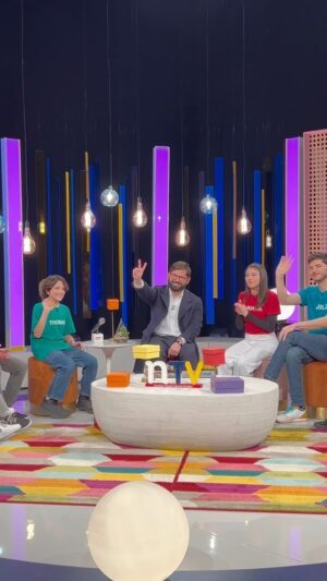 Gabriel Boric Instagram - En este Día de la Niñez, agradezco a @ntvchile por sus preguntas que vinieron de todo el país y por sus significativos regalos. Niños, niñas y adolescentes de Chile: seguimos trabajando por ustedes!