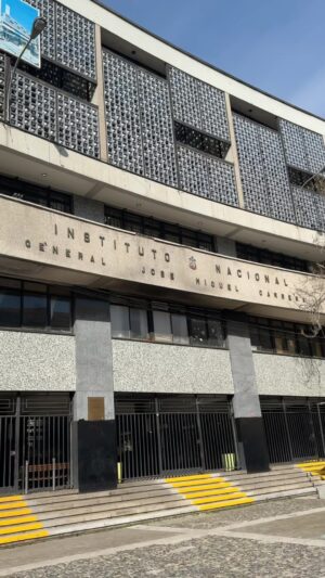 Gabriel Boric Instagram - Hoy celebramos al Instituto Nacional que cumple 211 años de historia. Son más dos siglos de educación pública que transforma realidades, empuja cambios y que le entrega mucho a nuestro país. Junto al ministro @nico_cataldoastorga trabajamos firme por su comunidad y la de cada estudiante y profe de Chile.