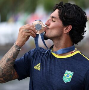 Gabriel Medina Instagram - Acabaram as olimpíadas. Que experiência incrível! 
Obrigado 🇧🇷 pela torcida e carinho de sempre. 
🥉🏄🏻‍♂️☝🏼
Ate 2028 🇺🇸… 

Thats a wrap for the olympics. 
One of the best moments of my life. ❤️🙏🏻🏄🏻‍♂️🥉