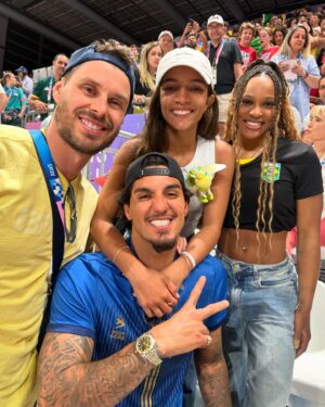 Gabriel Medina Instagram - 💚🇧🇷💛 @rayssalealsk8 @rebecarandrade @bruninho1