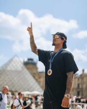 Gabriel Medina Instagram - They said: hang it at the @museelouvre ! ☝🏼🏄🏻‍♂️