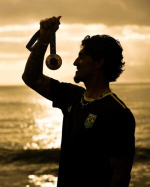 Gabriel Medina Instagram - Orgulho de ser Brasileiro!
Obrigado pela torcida, surfei com vocês todas as ondas e conquistamos essa medalha juntos. 
As Olimpíadas unem não só nosso país mas todo o mundo. Que esse senso de união continue sempre. E que o Brasil possa valorizar cada vez mais nossos atletas. É o Brasil da Bia, da Rebeca, da Rayssa, da Tati, do Hugo Calderano e centenas de outros que são exemplos de determinação, superação e resiliência. Vai Brasil 🇧🇷💛💚

📷 @willlucass