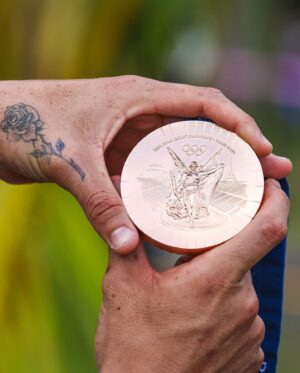 Gabriel Medina Instagram - Orgulho de ser Brasileiro!
Obrigado pela torcida, surfei com vocês todas as ondas e conquistamos essa medalha juntos. 
As Olimpíadas unem não só nosso país mas todo o mundo. Que esse senso de união continue sempre. E que o Brasil possa valorizar cada vez mais nossos atletas. É o Brasil da Bia, da Rebeca, da Rayssa, da Tati, do Hugo Calderano e centenas de outros que são exemplos de determinação, superação e resiliência. Vai Brasil 🇧🇷💛💚

📷 @willlucass