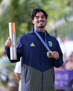 Gabriel Medina Instagram - Orgulho de ser Brasileiro!
Obrigado pela torcida, surfei com vocês todas as ondas e conquistamos essa medalha juntos. 
As Olimpíadas unem não só nosso país mas todo o mundo. Que esse senso de união continue sempre. E que o Brasil possa valorizar cada vez mais nossos atletas. É o Brasil da Bia, da Rebeca, da Rayssa, da Tati, do Hugo Calderano e centenas de outros que são exemplos de determinação, superação e resiliência. Vai Brasil 🇧🇷💛💚

📷 @willlucass