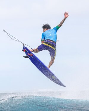 Gabriel Medina Instagram - Orgulho de ser Brasileiro!
Obrigado pela torcida, surfei com vocês todas as ondas e conquistamos essa medalha juntos. 
As Olimpíadas unem não só nosso país mas todo o mundo. Que esse senso de união continue sempre. E que o Brasil possa valorizar cada vez mais nossos atletas. É o Brasil da Bia, da Rebeca, da Rayssa, da Tati, do Hugo Calderano e centenas de outros que são exemplos de determinação, superação e resiliência. Vai Brasil 🇧🇷💛💚

📷 @willlucass