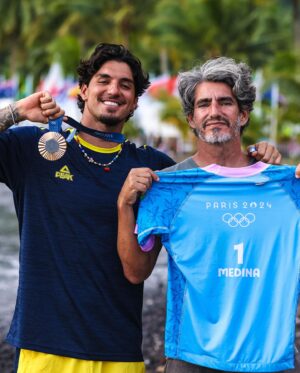 Gabriel Medina Instagram - Orgulho de ser Brasileiro!
Obrigado pela torcida, surfei com vocês todas as ondas e conquistamos essa medalha juntos. 
As Olimpíadas unem não só nosso país mas todo o mundo. Que esse senso de união continue sempre. E que o Brasil possa valorizar cada vez mais nossos atletas. É o Brasil da Bia, da Rebeca, da Rayssa, da Tati, do Hugo Calderano e centenas de outros que são exemplos de determinação, superação e resiliência. Vai Brasil 🇧🇷💛💚

📷 @willlucass