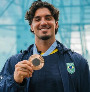 Gabriel Medina Instagram - Acabaram as olimpíadas. Que experiência incrível! 
Obrigado 🇧🇷 pela torcida e carinho de sempre. 
🥉🏄🏻‍♂️☝🏼
Ate 2028 🇺🇸… 

Thats a wrap for the olympics. 
One of the best moments of my life. ❤️🙏🏻🏄🏻‍♂️🥉