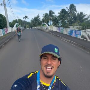 Gabriel Medina Instagram - Laydays in Tahiti be like💙🏄🏻‍♂️🌴 —— Coisas leves! dias de folga no Tahiti…