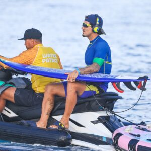 Gabriel Medina Instagram - Feliz pela vitoria da estreia, seguimos… 🥷🏻🇧🇷💙 
Deus no comando! 🙏🏻

Happy with the win of the debut, lets keep going… 🥷🏻🇧🇷💙
God in command! 🙏🏻

📷: @willlucass ll @timebrasil ll @cbsurfoficial