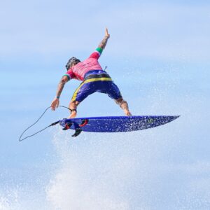 Gabriel Medina Instagram - Feliz pela vitoria da estreia, seguimos… 🥷🏻🇧🇷💙 
Deus no comando! 🙏🏻

Happy with the win of the debut, lets keep going… 🥷🏻🇧🇷💙
God in command! 🙏🏻

📷: @willlucass ll @timebrasil ll @cbsurfoficial