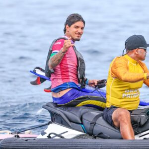 Gabriel Medina Instagram - Feliz pela vitoria da estreia, seguimos… 🥷🏻🇧🇷💙 
Deus no comando! 🙏🏻

Happy with the win of the debut, lets keep going… 🥷🏻🇧🇷💙
God in command! 🙏🏻

📷: @willlucass ll @timebrasil ll @cbsurfoficial