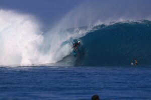 Gabriel, O Pensador Instagram - Saudade de sair feliz de um tubão assim igual ao @gabrielmedina na foto emblemática no Tahiti! É uma das melhores sensações possíveis, dificil explicar, euforia, adrenalina, coragem e medo, conexão com a natureza, superação, muita coisa boa… por isso mesmo imagens descrevem melhor do que palavras. Nosso time do @cbsurfoficial está inspirando muita gente e me deixou louco pra voltar a desafiar as bombas! 💣🌊 Vamo Brasiiil!!!🇧🇷
Música Obrigado mar por isso tudo feat. @makuarothman Fotos @kanduivillas @hiddenbayresortmentawais e @sacraficialamb