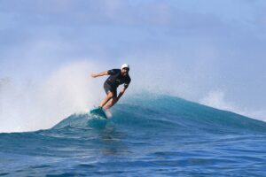 Gabriel, O Pensador Instagram - Saudade de sair feliz de um tubão assim igual ao @gabrielmedina na foto emblemática no Tahiti! É uma das melhores sensações possíveis, dificil explicar, euforia, adrenalina, coragem e medo, conexão com a natureza, superação, muita coisa boa… por isso mesmo imagens descrevem melhor do que palavras. Nosso time do @cbsurfoficial está inspirando muita gente e me deixou louco pra voltar a desafiar as bombas! 💣🌊 Vamo Brasiiil!!!🇧🇷
Música Obrigado mar por isso tudo feat. @makuarothman Fotos @kanduivillas @hiddenbayresortmentawais e @sacraficialamb