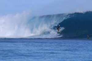 Gabriel, O Pensador Instagram - Saudade de sair feliz de um tubão assim igual ao @gabrielmedina na foto emblemática no Tahiti! É uma das melhores sensações possíveis, dificil explicar, euforia, adrenalina, coragem e medo, conexão com a natureza, superação, muita coisa boa… por isso mesmo imagens descrevem melhor do que palavras. Nosso time do @cbsurfoficial está inspirando muita gente e me deixou louco pra voltar a desafiar as bombas! 💣🌊 Vamo Brasiiil!!!🇧🇷
Música Obrigado mar por isso tudo feat. @makuarothman Fotos @kanduivillas @hiddenbayresortmentawais e @sacraficialamb