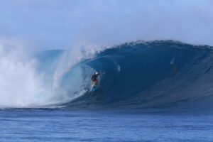 Gabriel, O Pensador Instagram - Saudade de sair feliz de um tubão assim igual ao @gabrielmedina na foto emblemática no Tahiti! É uma das melhores sensações possíveis, dificil explicar, euforia, adrenalina, coragem e medo, conexão com a natureza, superação, muita coisa boa… por isso mesmo imagens descrevem melhor do que palavras. Nosso time do @cbsurfoficial está inspirando muita gente e me deixou louco pra voltar a desafiar as bombas! 💣🌊 Vamo Brasiiil!!!🇧🇷
Música Obrigado mar por isso tudo feat. @makuarothman Fotos @kanduivillas @hiddenbayresortmentawais e @sacraficialamb