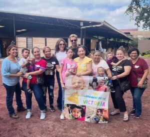 Gabriel Soto Instagram - Que gran convivencia con estos GUERREROS de vida 🙏🏼🙏🏼🙏🏼!!! Felicidades @elyb_arcenas por esta labor con la Fundación Campanas de la Victoria 🙌🏻🙌🏻🙌🏻 #equinoterapia🐴