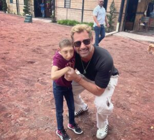 Gabriel Soto Instagram - Que gran convivencia con estos GUERREROS de vida 🙏🏼🙏🏼🙏🏼!!! Felicidades @elyb_arcenas por esta labor con la Fundación Campanas de la Victoria 🙌🏻🙌🏻🙌🏻 #equinoterapia🐴
