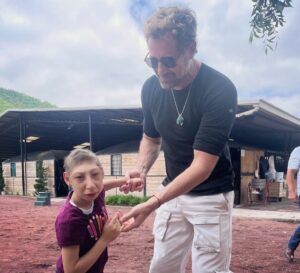 Gabriel Soto Instagram - Que gran convivencia con estos GUERREROS de vida 🙏🏼🙏🏼🙏🏼!!! Felicidades @elyb_arcenas por esta labor con la Fundación Campanas de la Victoria 🙌🏻🙌🏻🙌🏻 #equinoterapia🐴